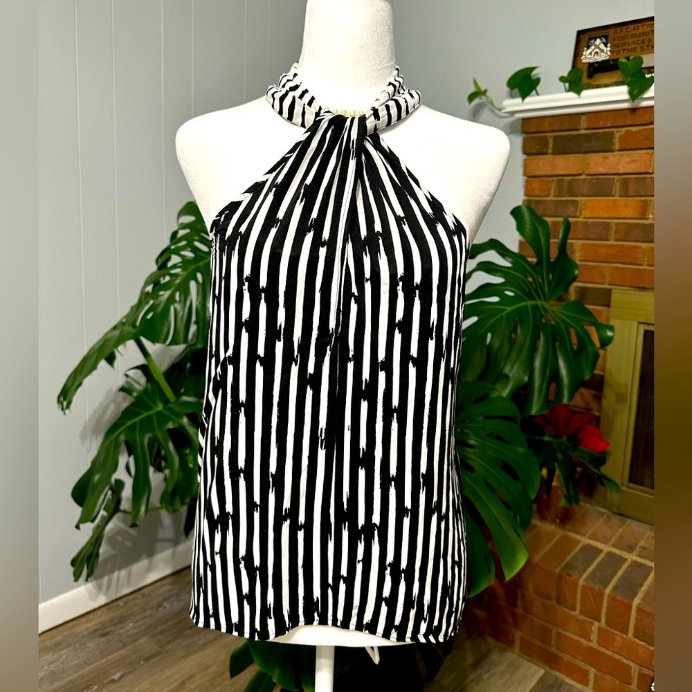 🛍️ Venus high low sleeveless top excellent condition.